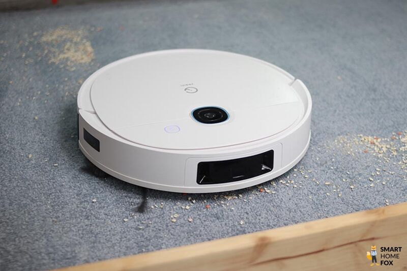 Yeedi Vac 2 Pro saugt Haferflocken beim Reinigungstest auf einem Teppich